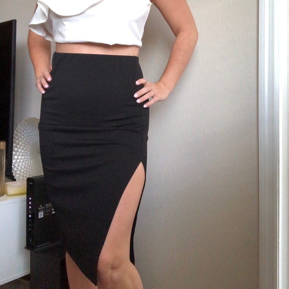 Black slit skirt